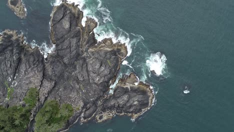 Vista-Aérea-A-Vista-De-Pájaro,-Costa-Rocosa-Y-Olas-Del-Océano-Pacífico-En-La-Isla-De-Vancouver,-Columbia-Británica,-Canadá