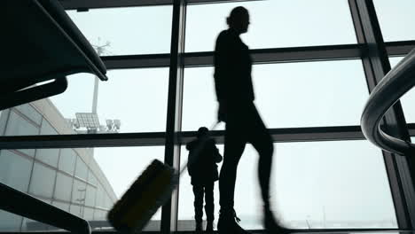 Kind-Am-Fenster-Und-Frau-Mit-Koffer