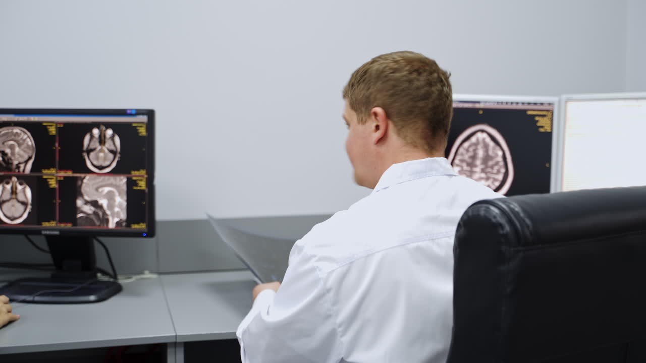Medico che esamina immagini di scansione cerebrale