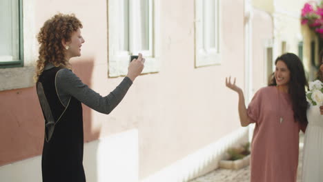 Mädchen-Fotografiert-Ein-Lesbisches-Paar-Mit-Freunden-Bei-Der-Hochzeit