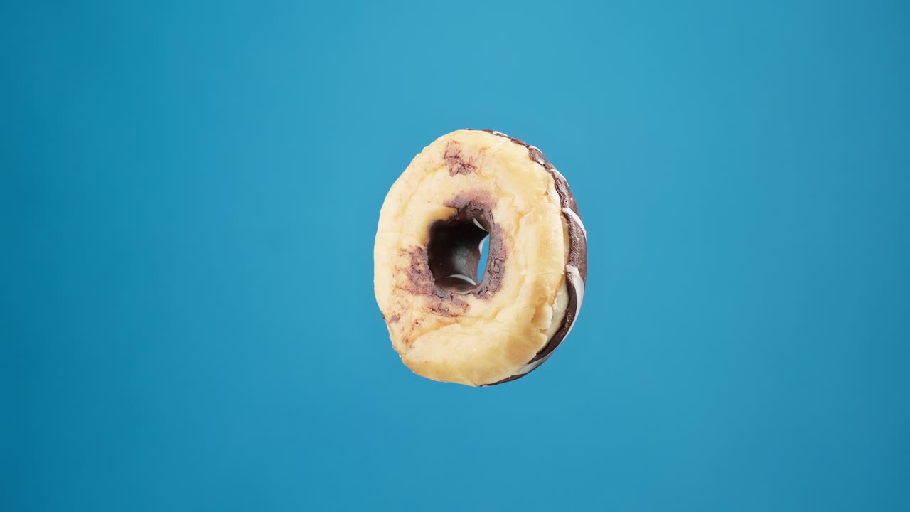 파란색 배경에서 회전하는 고립된 맛있는 도. 초콜릿 도.