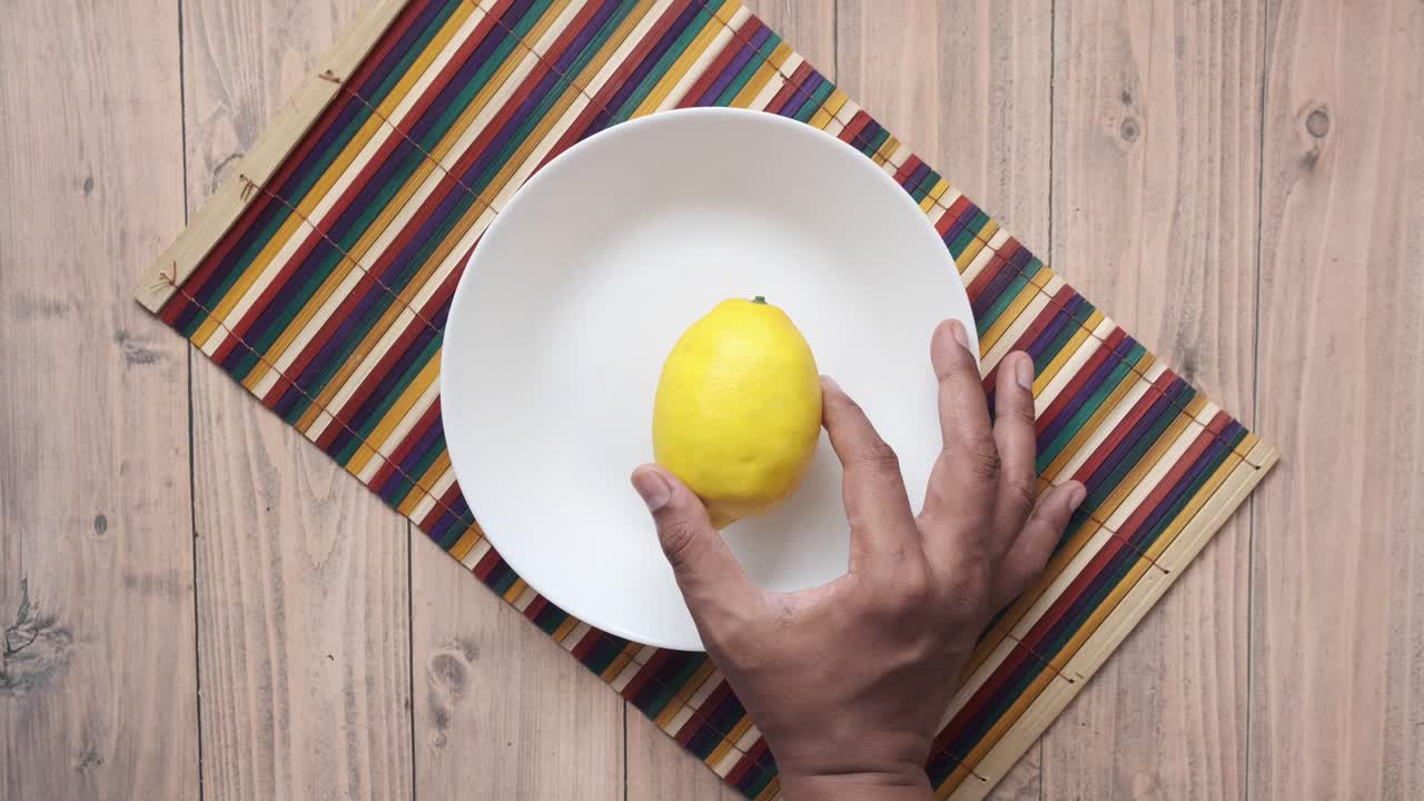 Limón en un plato