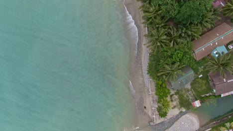 Blick-Von-Oben-Auf-Das-Türkisfarbene-Meerwasser-Des-Strandes,-Die-Schöne,-Beruhigende-Küste-Und-Den-Weißen-Sand