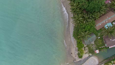 vista de arriba hacia abajo del agua de mar de la playa turquesa, hermosa costa tranquila y arena blanca