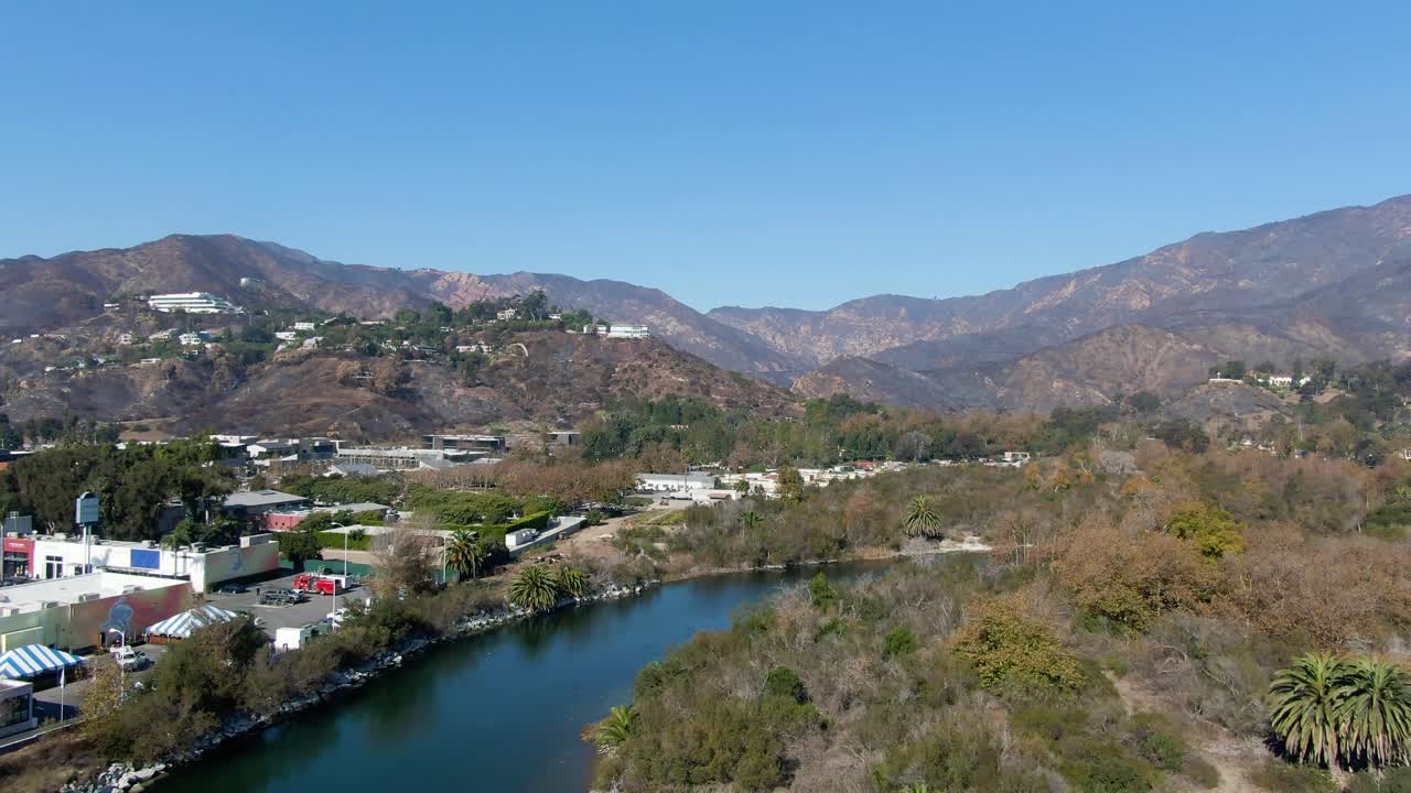 프랭클린 화재 이후 말리부 위의 불타버린 산, 말리부 크리크에서 볼 수 있는 모습