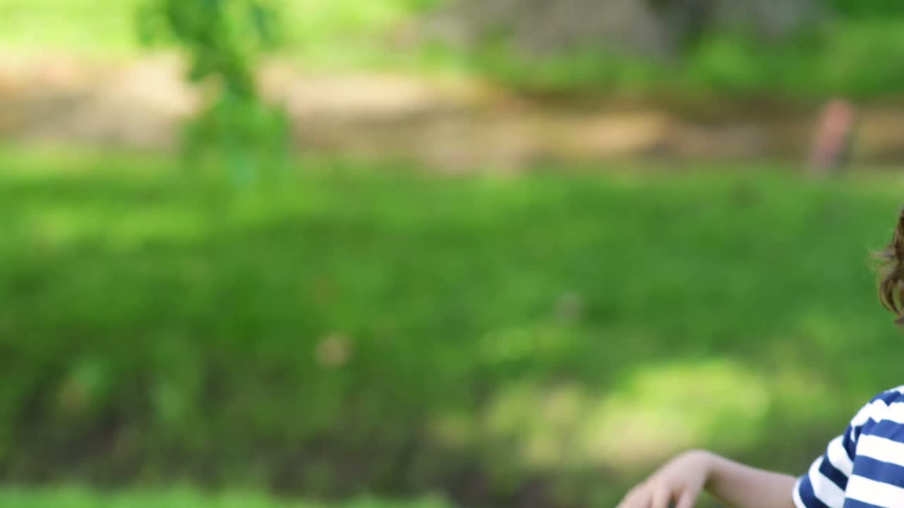 동생 들 이 공원 에서 농구를 하고 있다