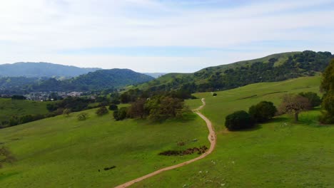 senderismo a través de senderos panorámicos en paisajes montañosos