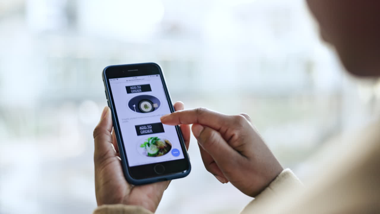 menú de comida, pantalla de teléfono y desplazamiento de manos