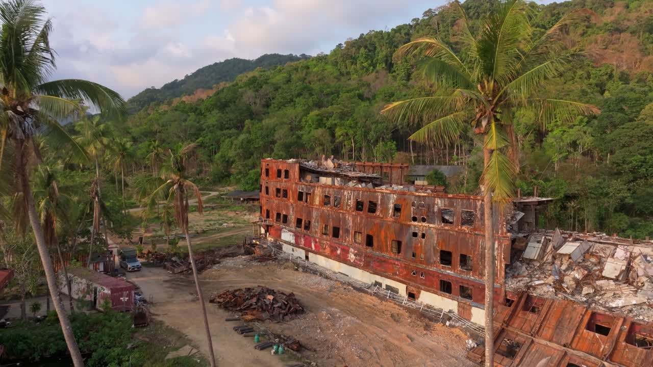 Misteriosa vista al tramonto di un hotel-nave bruciato, Thailandia