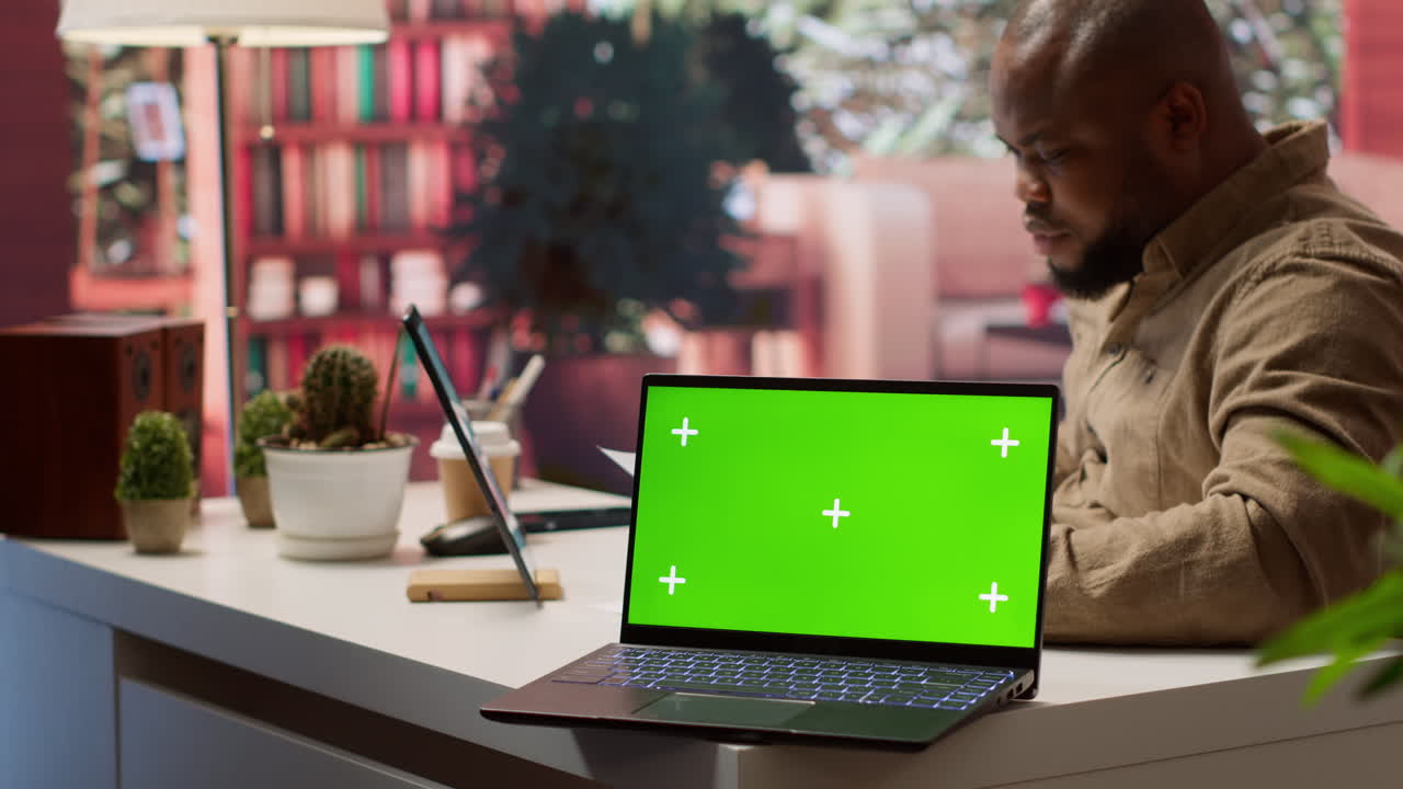 el administrador de la startup calcula el equilibrio presupuestario económico en su oficina en casa