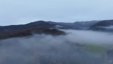 Nube-De-Niebla-Flotando-Sobre-El-Paisaje-Montañoso-Debajo-Del-Cielo-Nublado