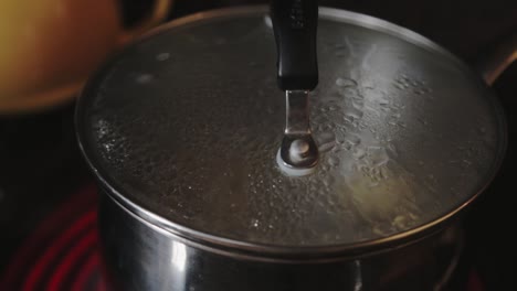 moisture building-up inside the pot - close up shot