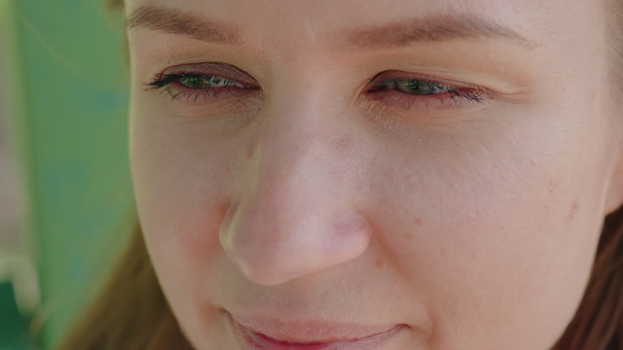 자연 속 젊음의 평온함, 고요한 야외 명상 활동에 참여하는 평화로운 젊은이, 조용한 공원 환경 속에서 정신적 평온함을 기르는 차분하고 사려 깊은 젊은 개인