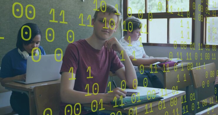 Studente maschio che guarda una lente, seduto che scrive appunti di studio, con una sovrapposizione di cifre binarie che scorrono sopra.