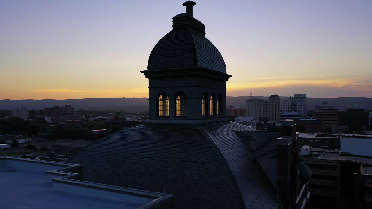 펜실베이니아 주 윌크스 바레에 있는 오래된 양조장 일몰의 큐폴라