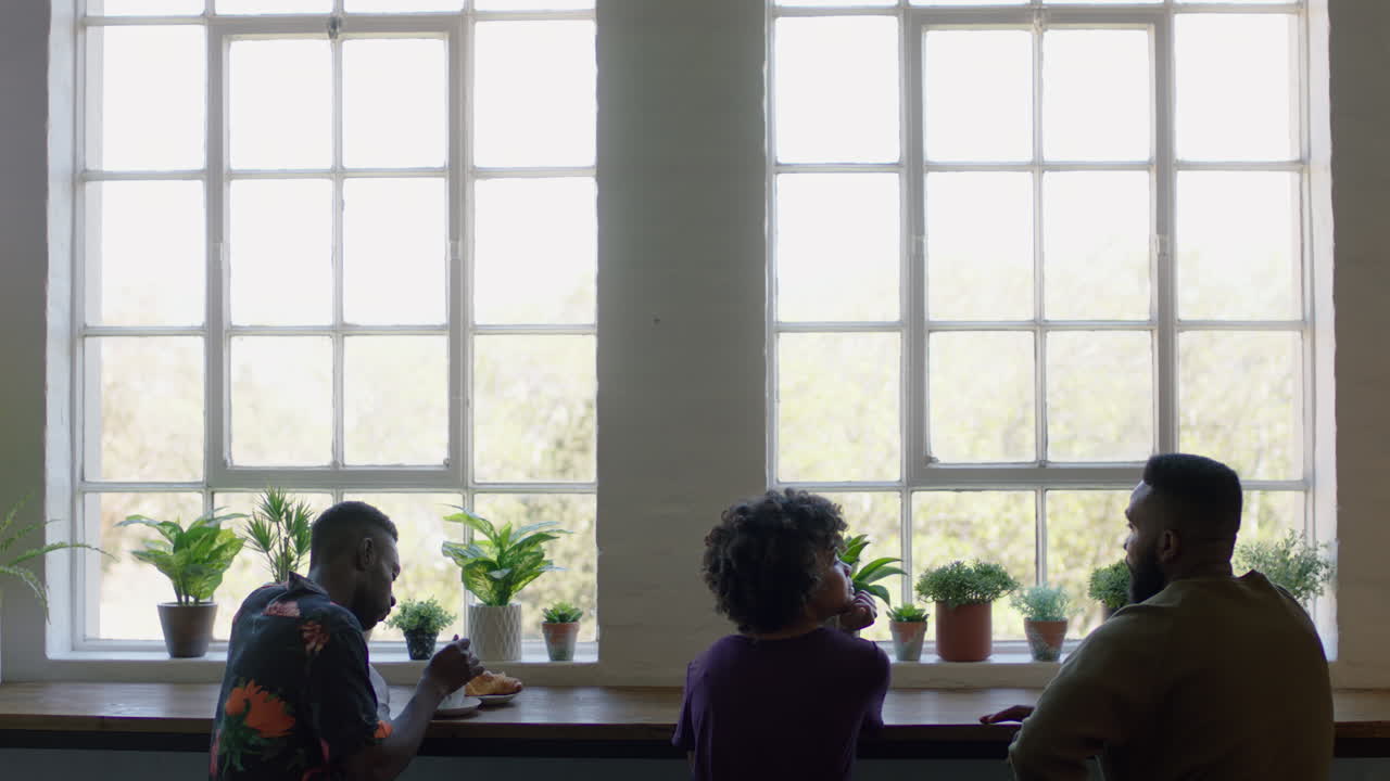 흑인 친구 들 이 카페 에서 함께 커피 를 마시고 대화 를 나누고 레스토랑 상점 에서 점심 휴식 에서 사교 를 즐기고 있다