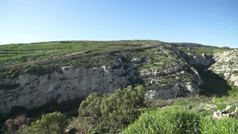 vista panorámica de los acantilados del cañón de la bahía magrr ix-xini en la isla de gozo