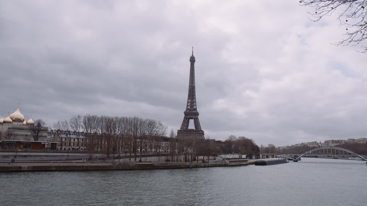 프랑스 파리의 구름이 많은 날 에 에펠 타워 와 세인 강