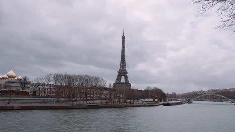 Torre-Eiffel-Y-Río-Sena-En-Un-Día-Nublado-En-París,-Francia---Ancho