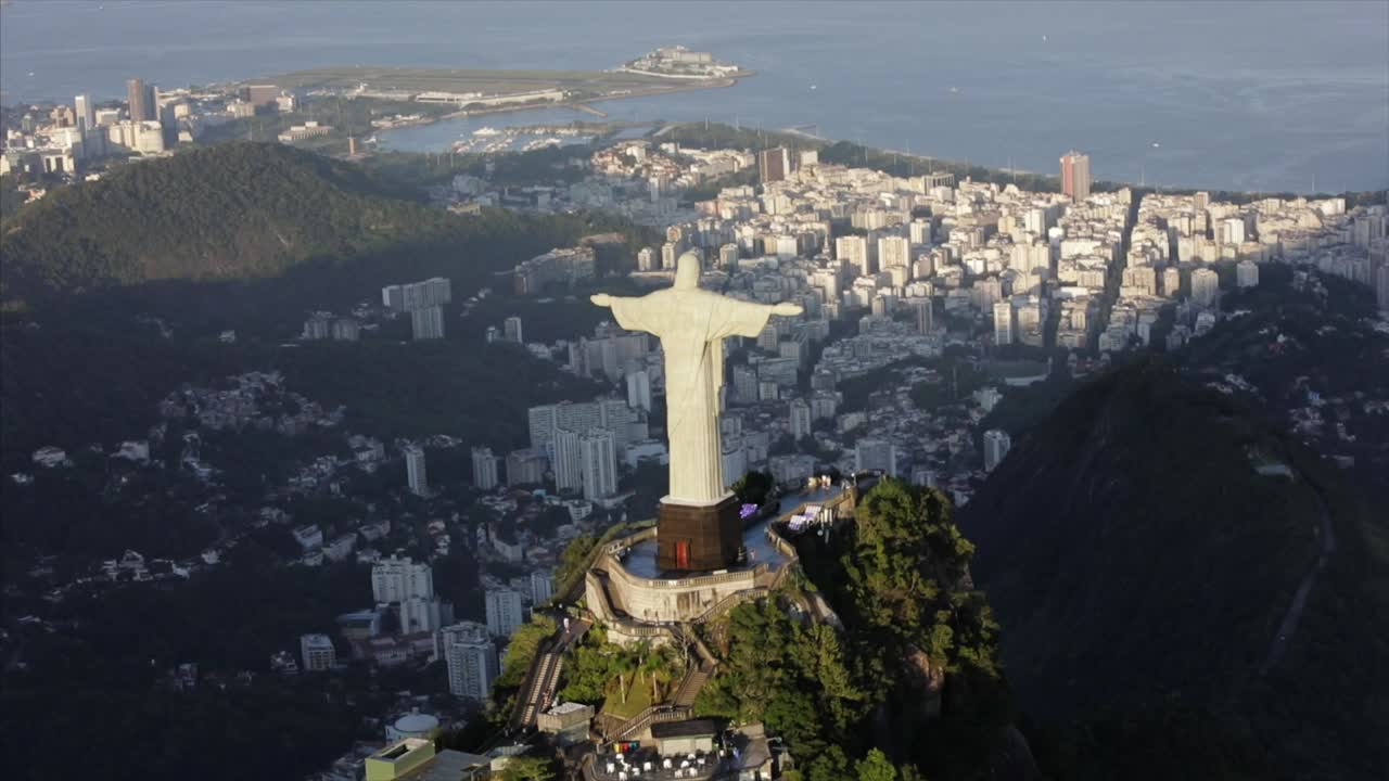 uma aérea do cristo redentor de um helicóptero