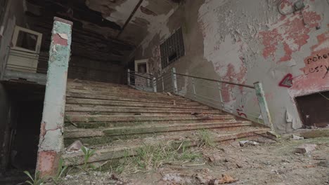 imágenes deslizantes de una escalera en descomposición en la entrada de una escuela abandonada con pintura descascarada