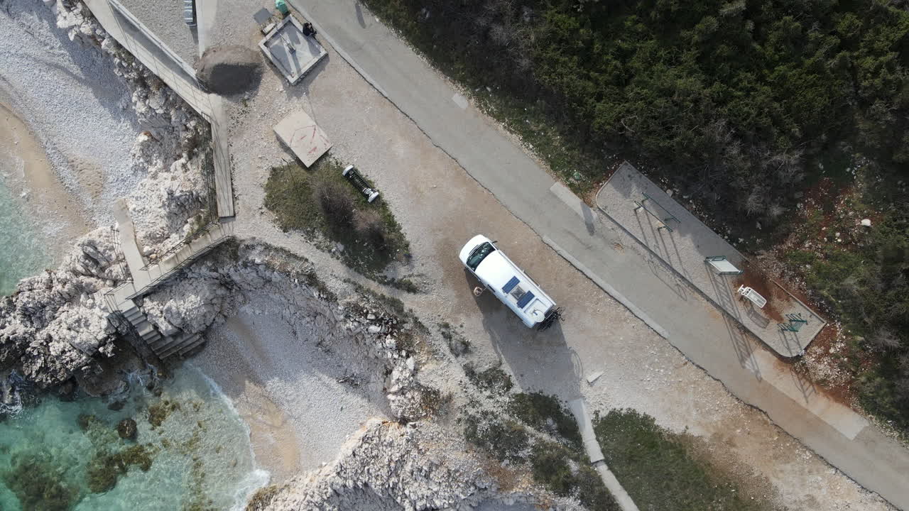 여자는 야외 샤워 태양열 밴, rabac, croatia 소요