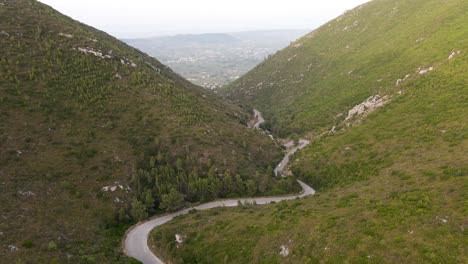 Luftdrohnenansicht-Der-Serpentinenartigen-Bergstraße