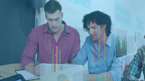 animación de gráficos multicolores y gráficos numéricos, diversos compañeros de trabajo discutiendo el informe en la computadora portátil