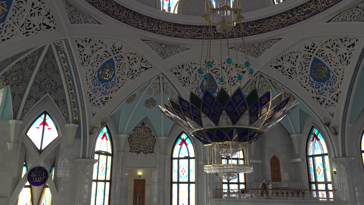 interior de la mezquita kul sharif en kazan, tatarstán. video panorámico
