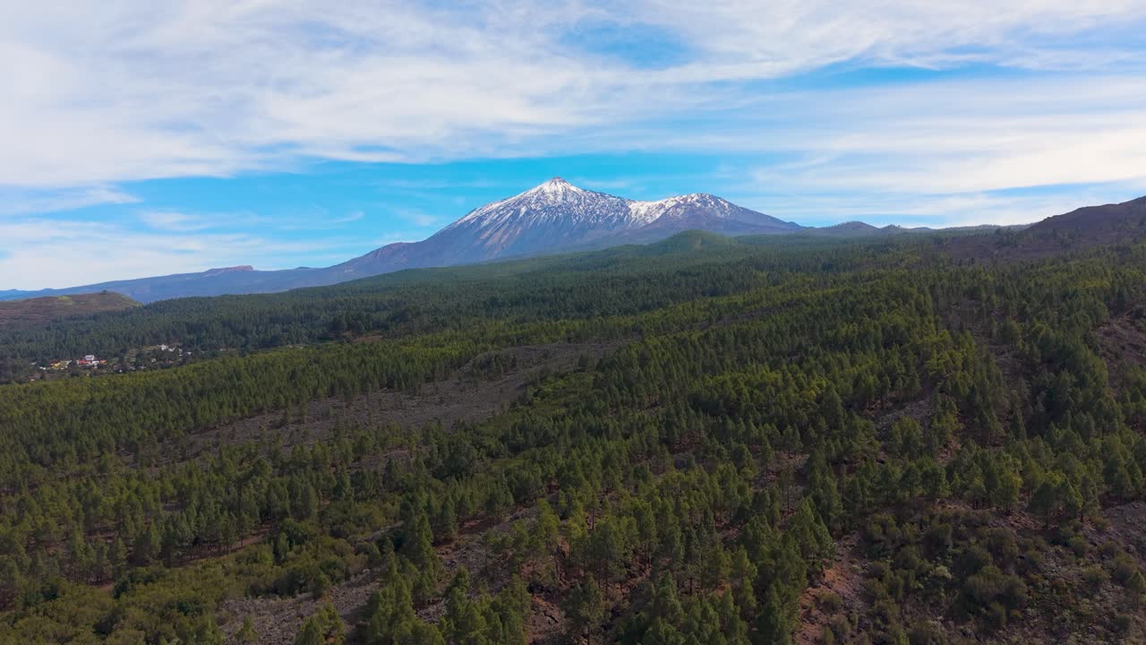 El Teide innevato a Tenerife con colate di lava e pinete dall'alto