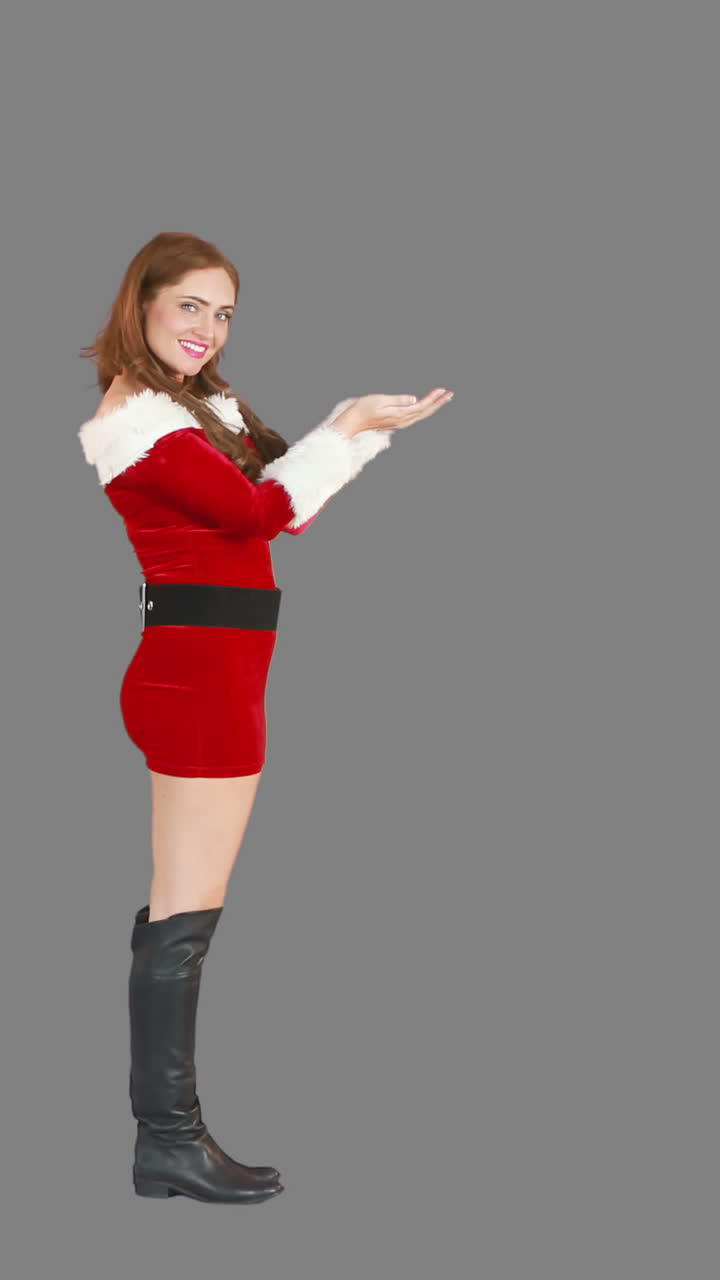 niña de navidad caminando y soplando besos