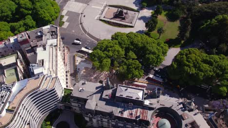 Vista-Aérea-De-Dolly-En-El-Palacio-De-La-Paz-Croque-Madame-Y-El-Monumento-Del-Libertador-José-De-San-Martín-En-El-Barrio-De-Retiro,-Buenos-Aires