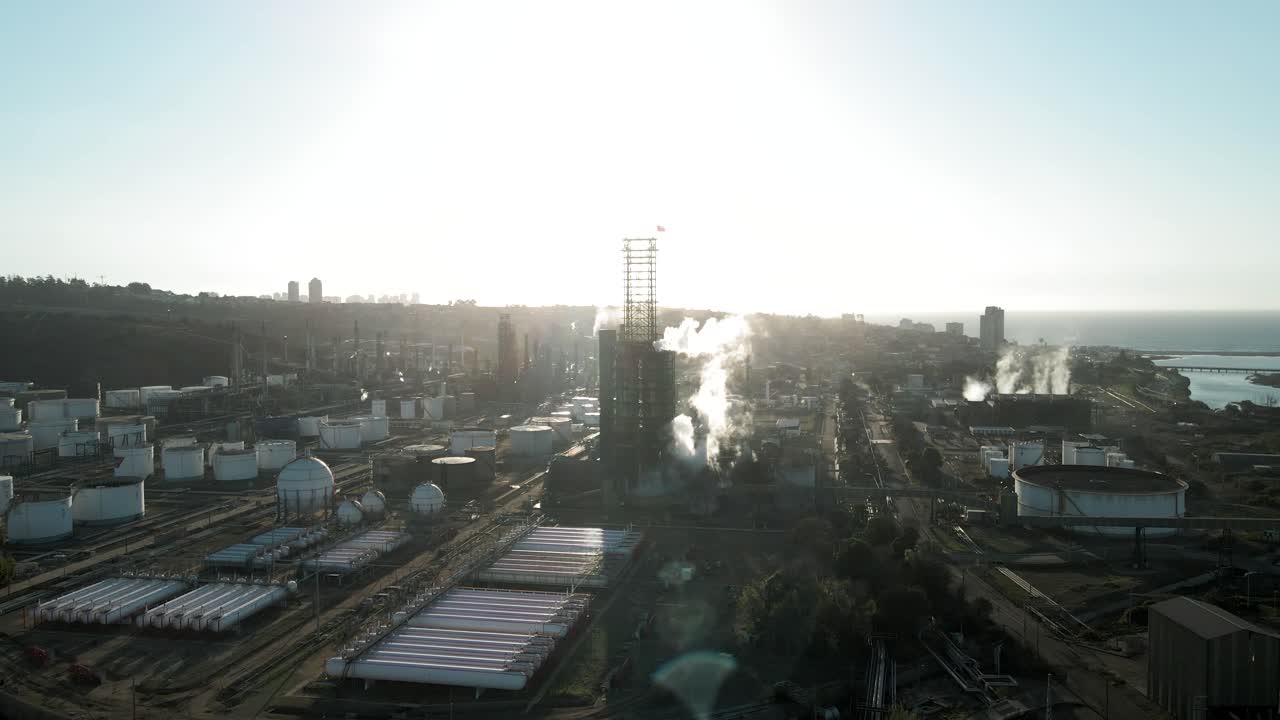 órbita aérea de tanques de almacenamiento en una refinería de petróleo