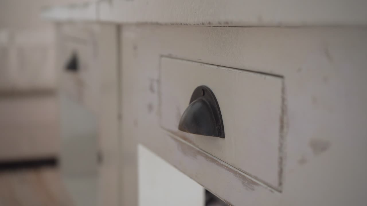 poniendo un cable en un cajón y cerrándolo