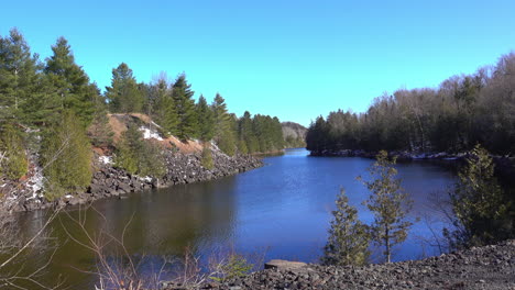 El-Río-En-Las-Montañas-Adirondack-Fluye-Hacia-La-Distancia.