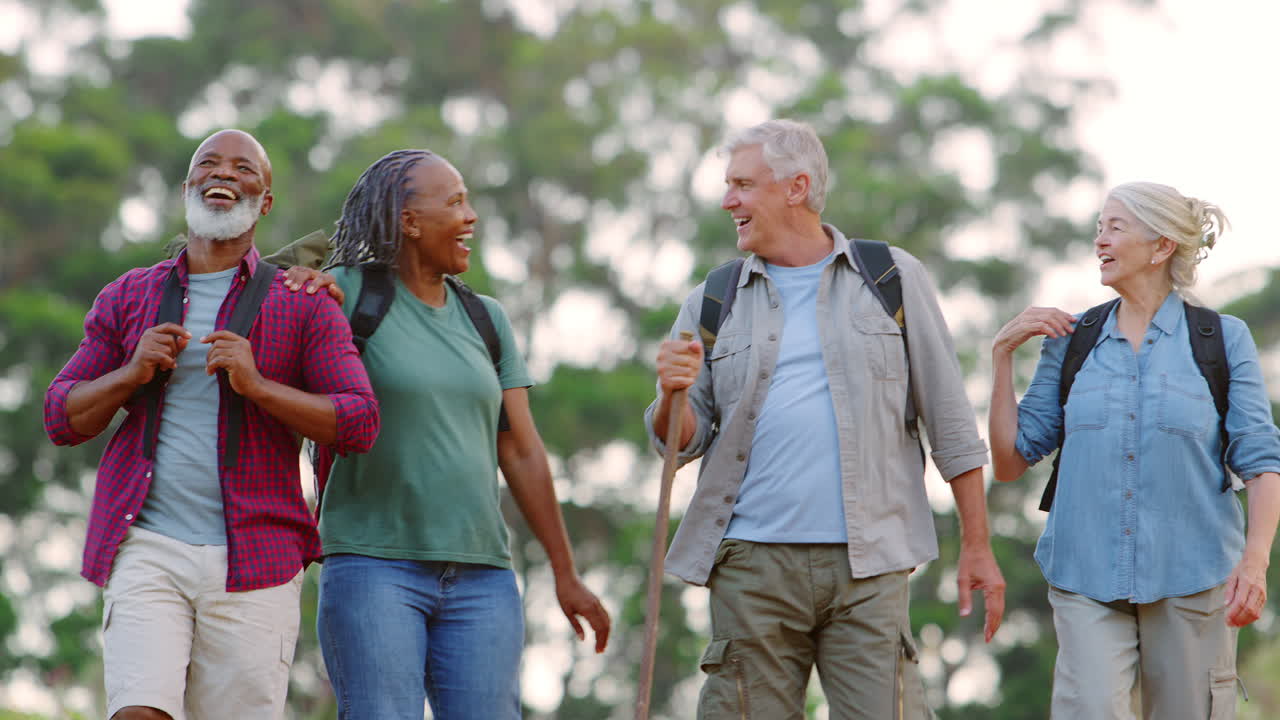 grupo de amigos mayores activos disfrutando de hacer senderismo por el campo caminando juntos por el sendero