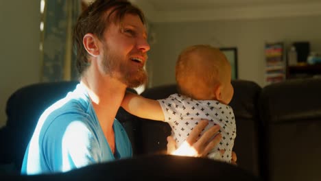 padre jugando con su bebé en casa 4k