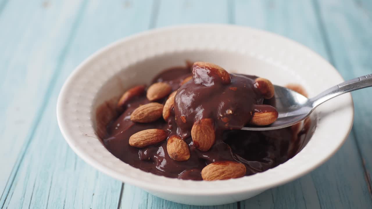 Schokoladen-Mandel-Smoothie-Bowl