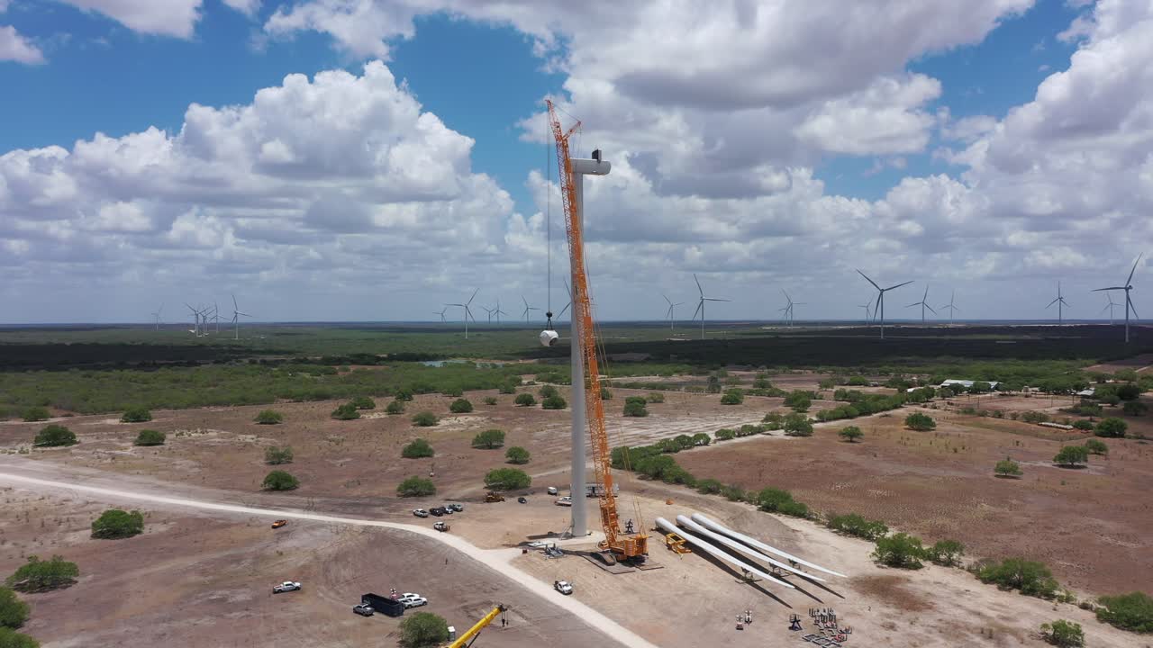 energía renovable construcción de grandes turbinas eólicas utilizando una grúa grande que levanta un cubo de la turbina eólica