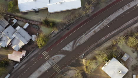 Aéreo,-De-Arriba-Hacia-Abajo,-Disparo-De-Drone,-Sobre-Autos-En-Calles-Paralelas,-Escarcha-En-El-Suelo,-En-La-Ciudad-De-Helsinki,-En-Un-Día-Nublado,-De-Invierno,-En-Finlandia