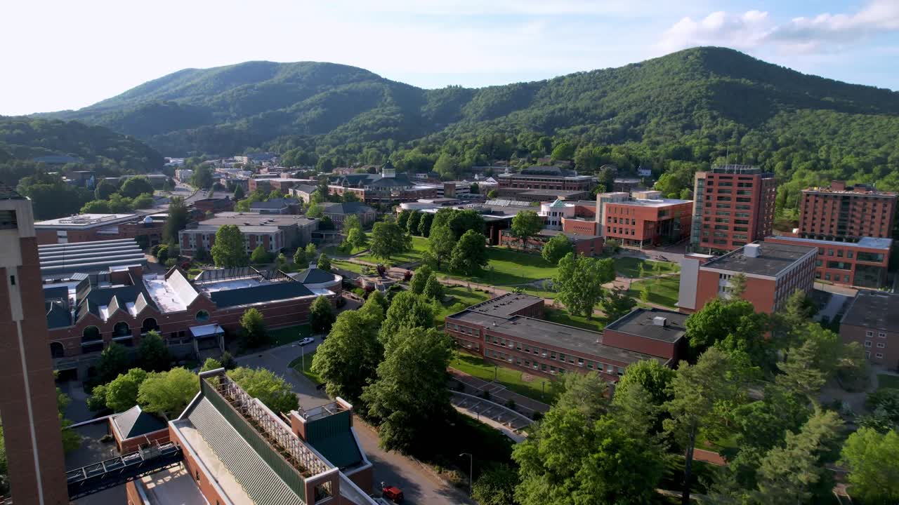 empuje aéreo bajo sobre el campus de la universidad estatal de los apalaches en boone nc, carolina del norte