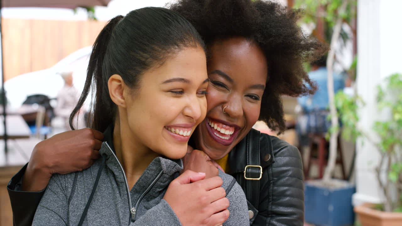 dos mejores amigos se unen y se abrazan durante