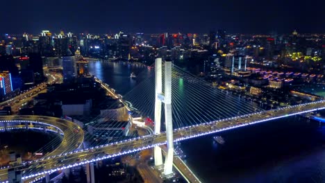 중국 상하이 시내의 푸 다리 (nanpu bridge) 의 둥근 교차로, 아시아의 스마트시티의 금융 지구 및 비즈니스 센터, 밤에는 초고층 건물과 고층 건물의 상단 전망.