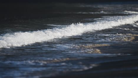 potężne fale toczą się po płyciznach piaszczystej plaży w ersfjordzie