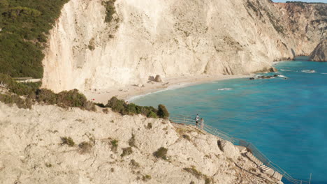 Agua-Azul-Clara-De-La-Playa-De-Porto-Katsiki-En-La-Isla-Jónica-De-Lefkada,-Grecia