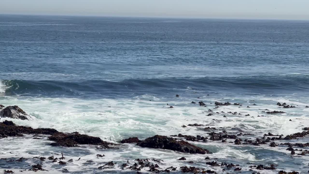 Onde che si infrangono al largo della costa di Sea Point.