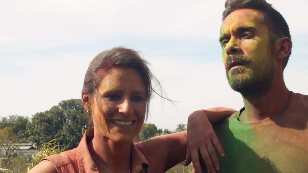 Persone multietniche che celebrano il festival dei colori Holi in India