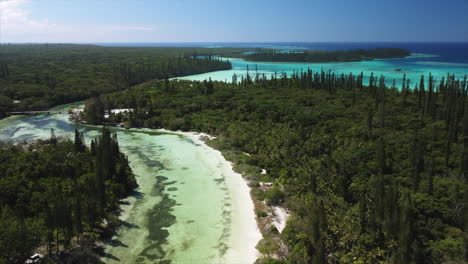 paso aéreo panorámico sobre la laguna y la bahía de oro, isla de pinos