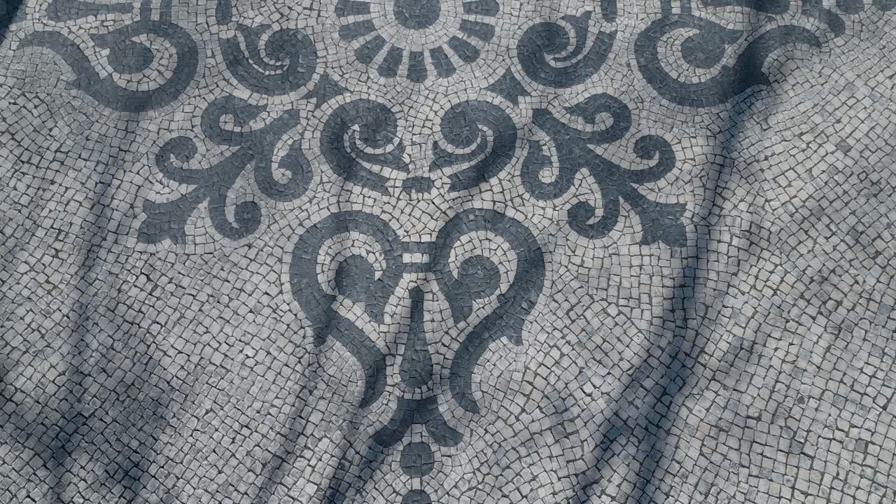 primer plano aéreo de arriba hacia abajo de pisos históricos y medievales en la plaza principal de la ciudad de lisboa, capital de portugal