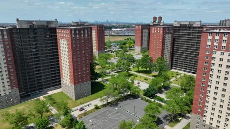 una vista aérea sobre la comunidad residencial de luna park cerca del parque de atracciones de coney island en brooklyn, ciudad de nueva york